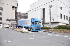 【奈良市役所】飲料水を載せたトラック出発　画像