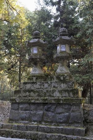 奈良町中から根岸奉行へ奉納した燈籠の画像