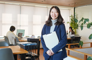 企業で働く人たちのイメージ写真