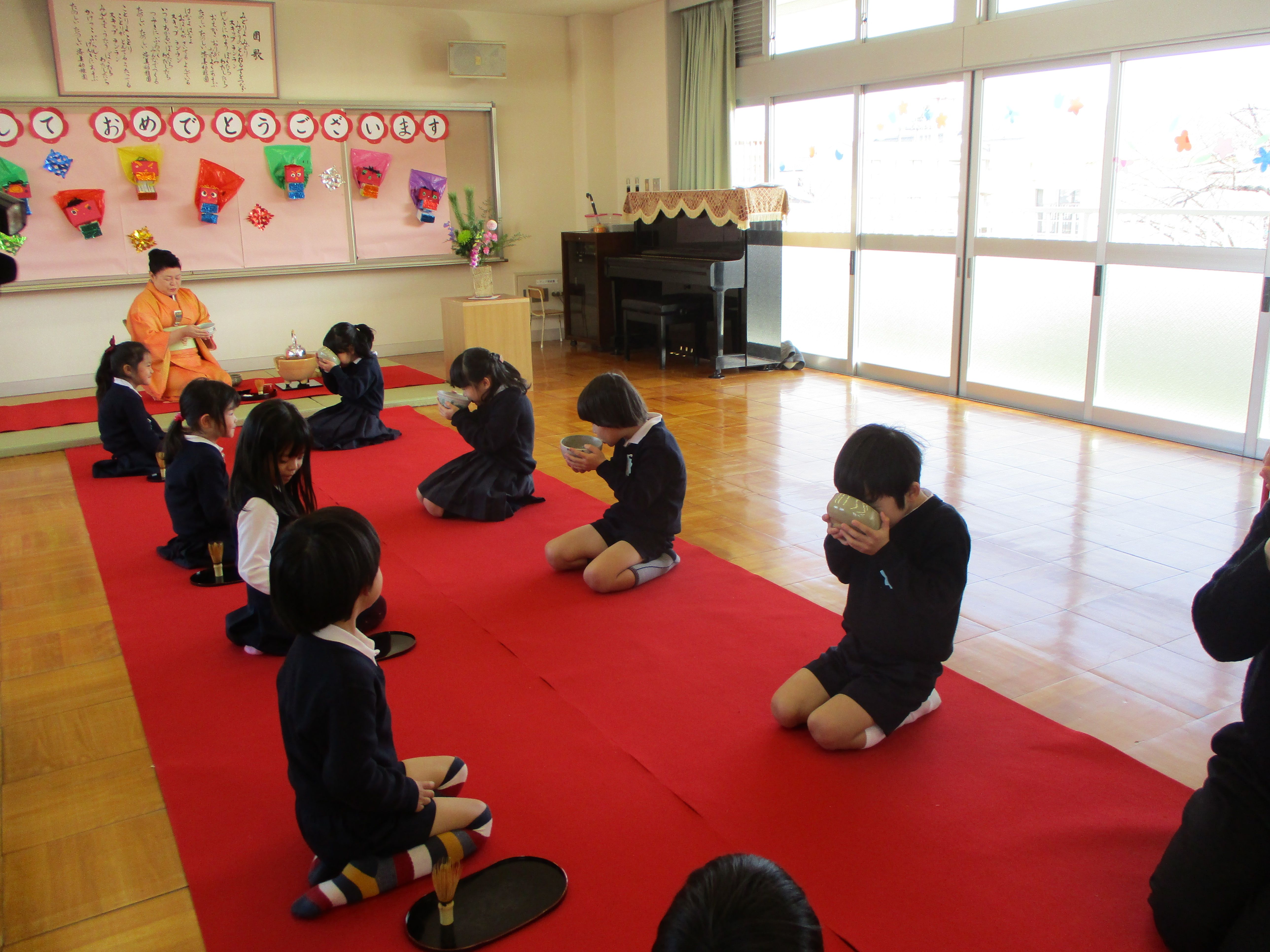 新年を祝うお茶会　5歳児点て合いっこ