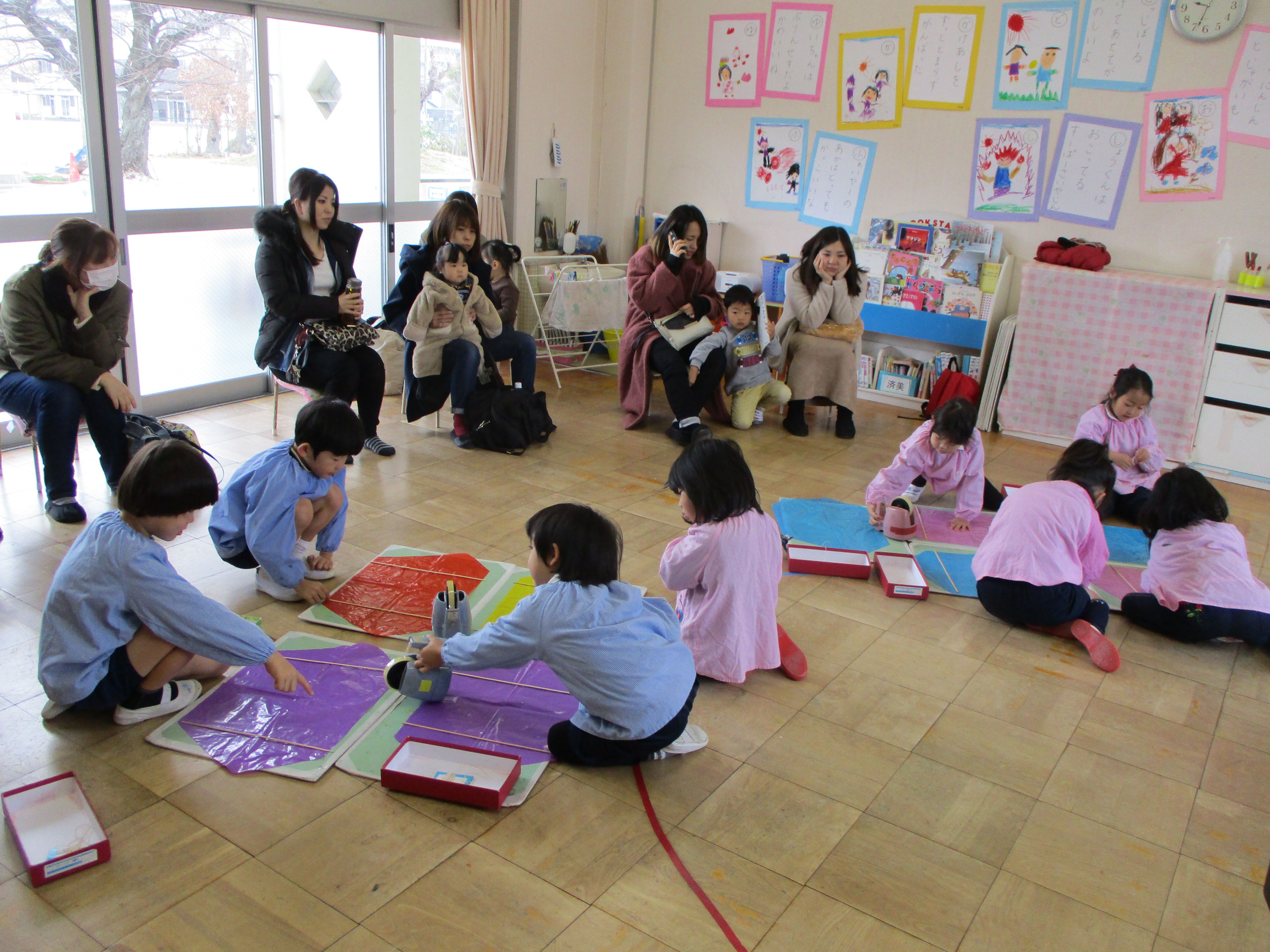 保育参観　たこ作り　5歳児