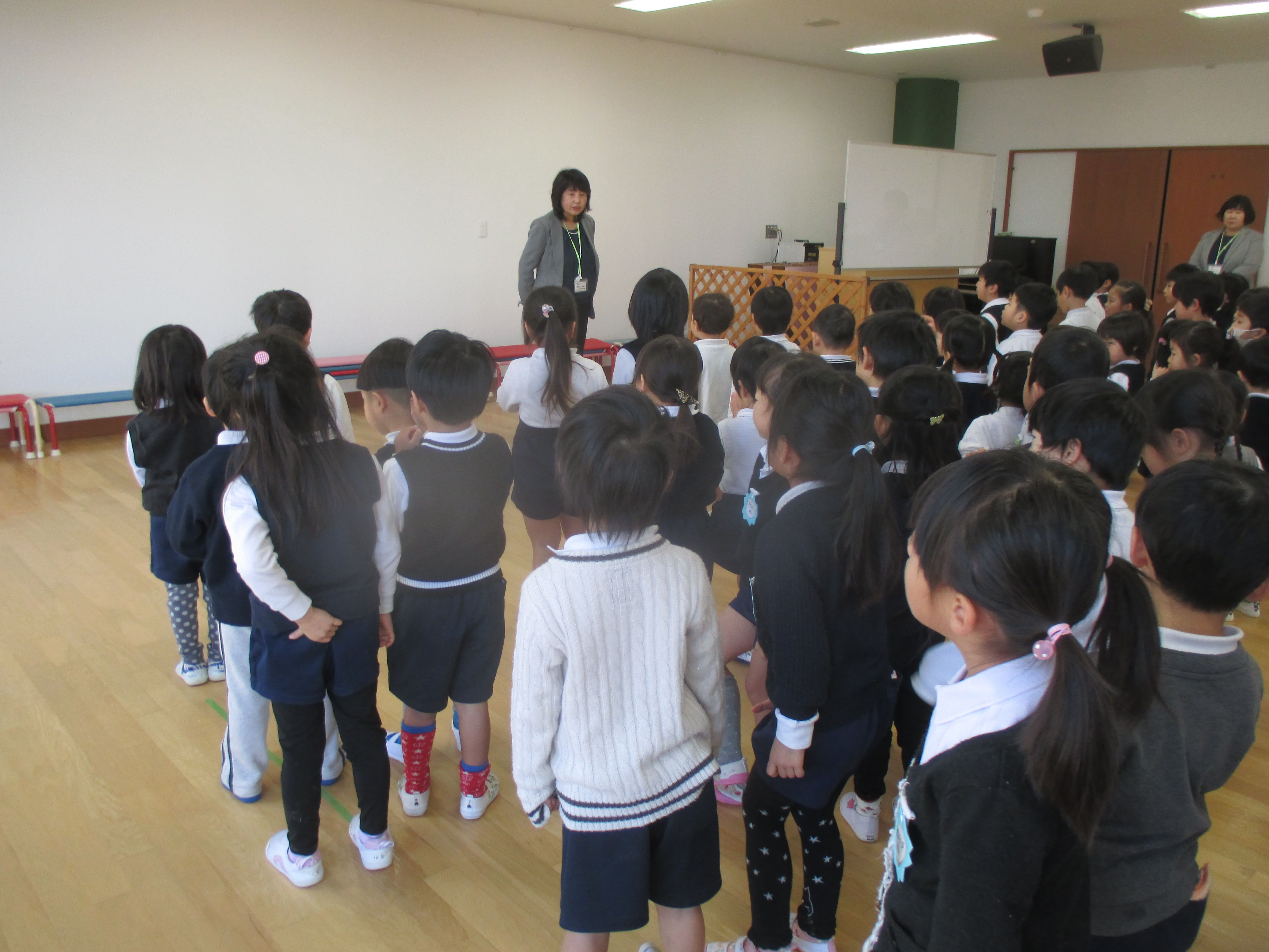 園長先生の話を聞いています。