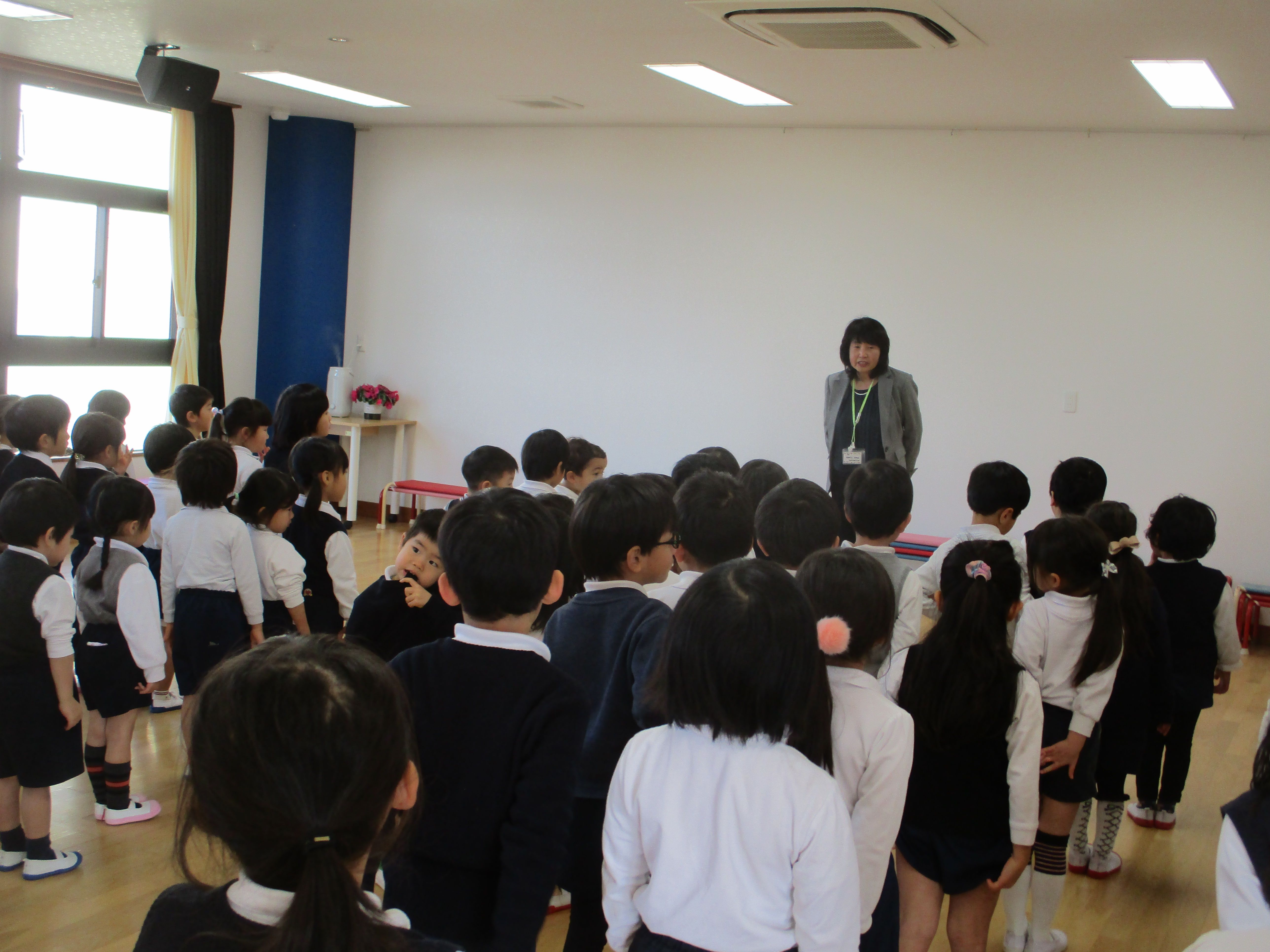 園長先生の話を聞いています。