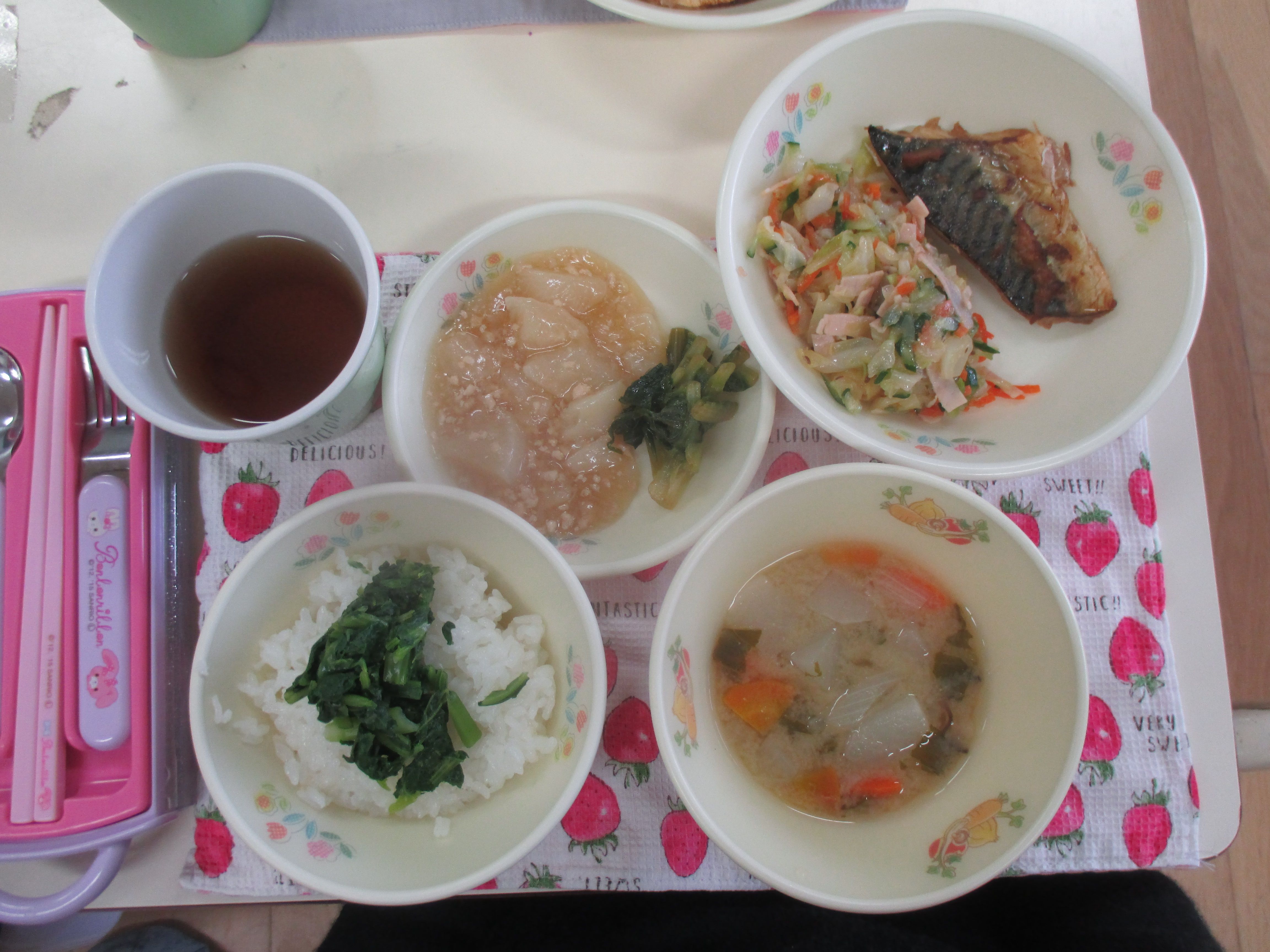 カブのあんかけと、レタスの炒め物、カブの葉のふりかけで、豪華な給食いただきました。