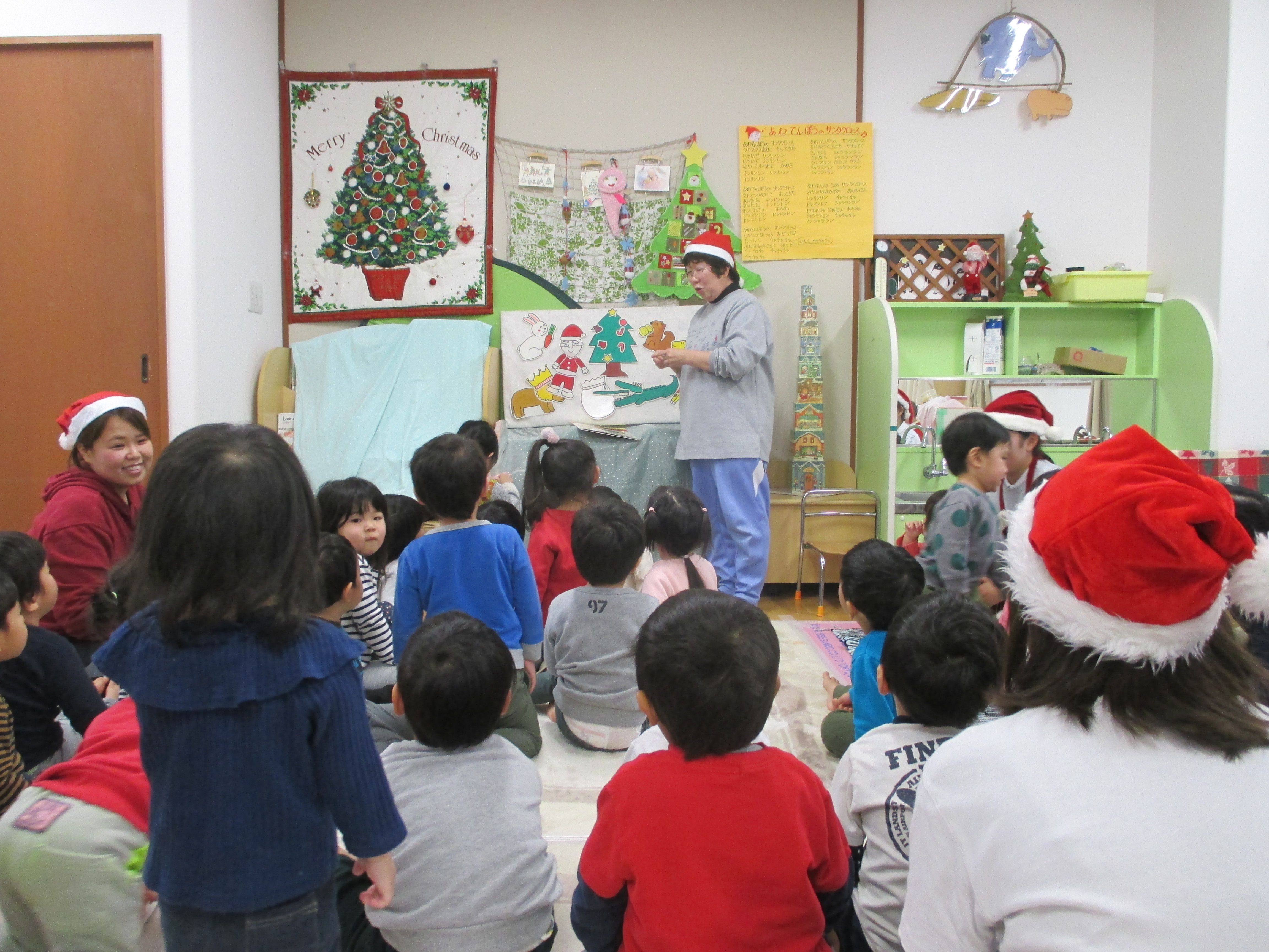 森のクリスマスのパネルシアターを見ています