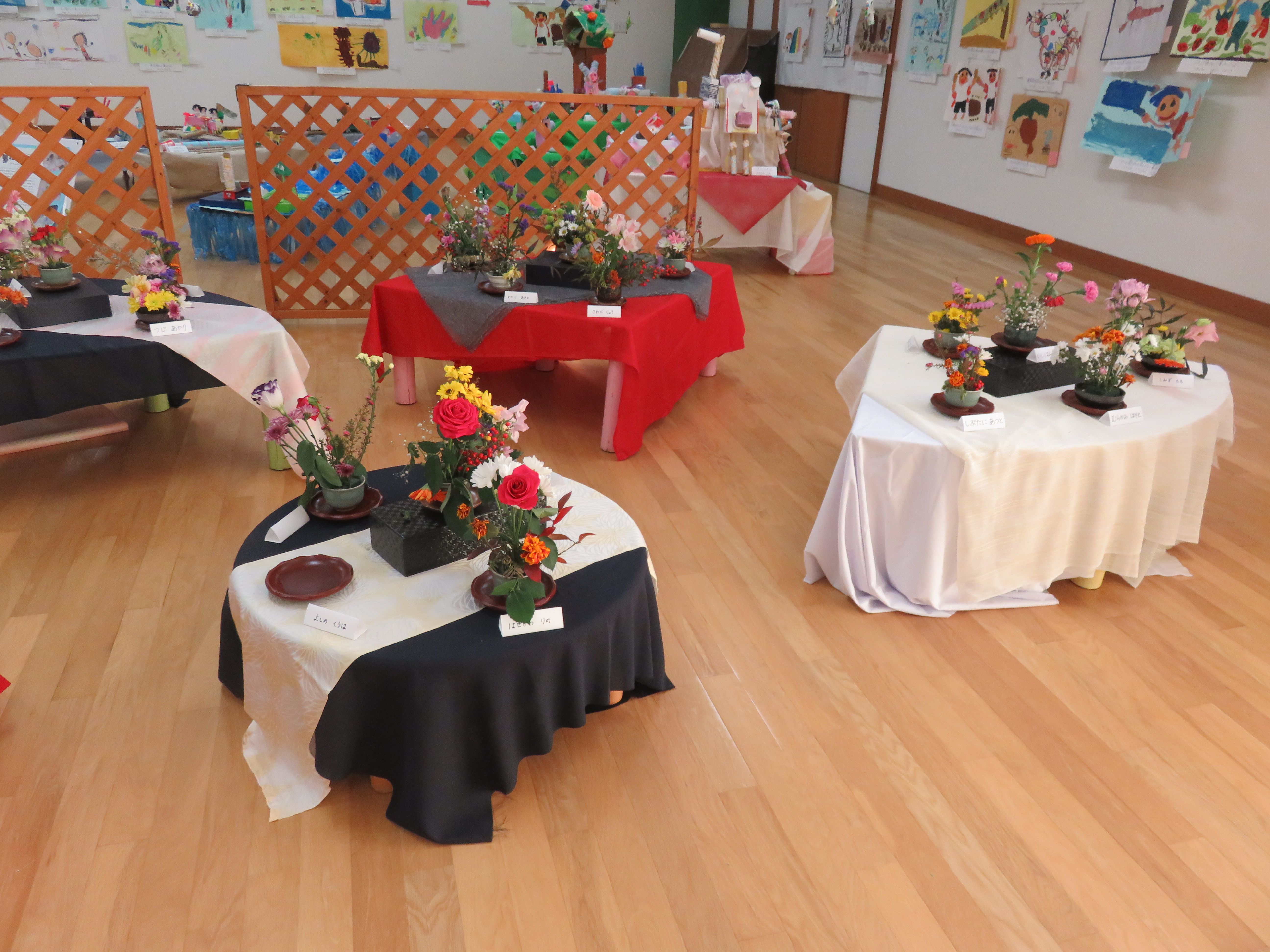 作品展の生け花の展示