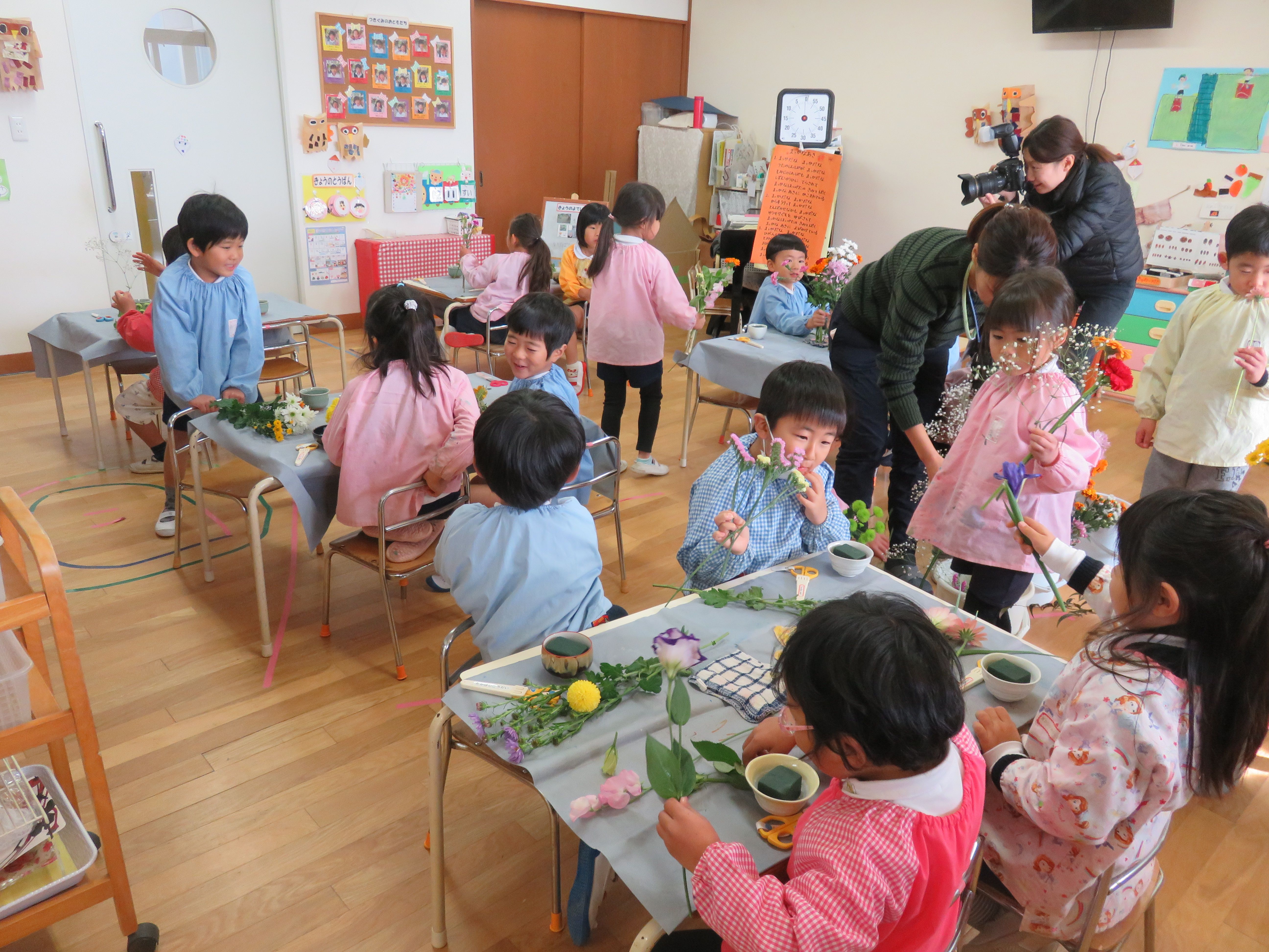 好きな花を選んで、生け花をしている