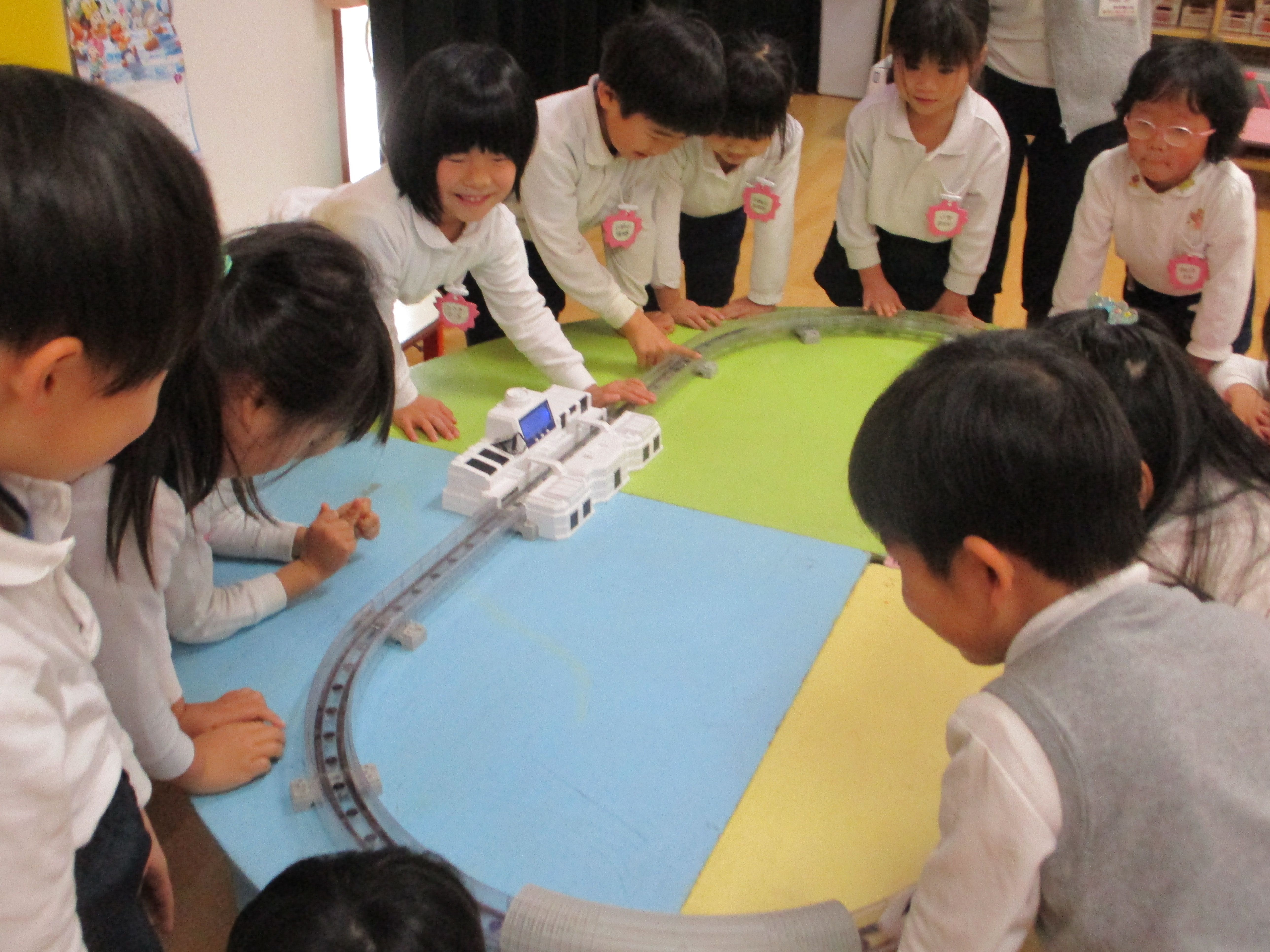 プラモデルを見ています　5歳児