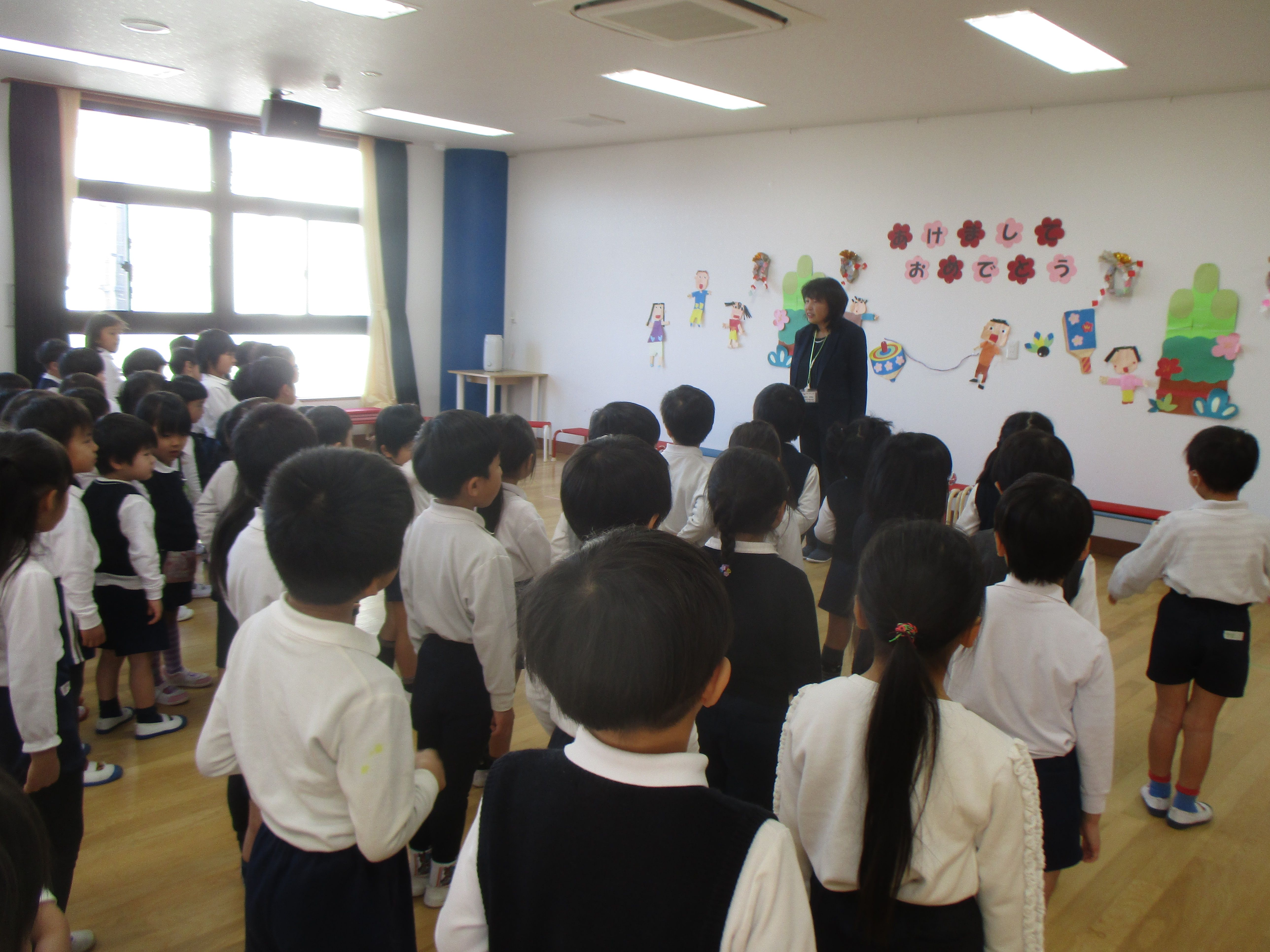 園長先生の話を聞いています