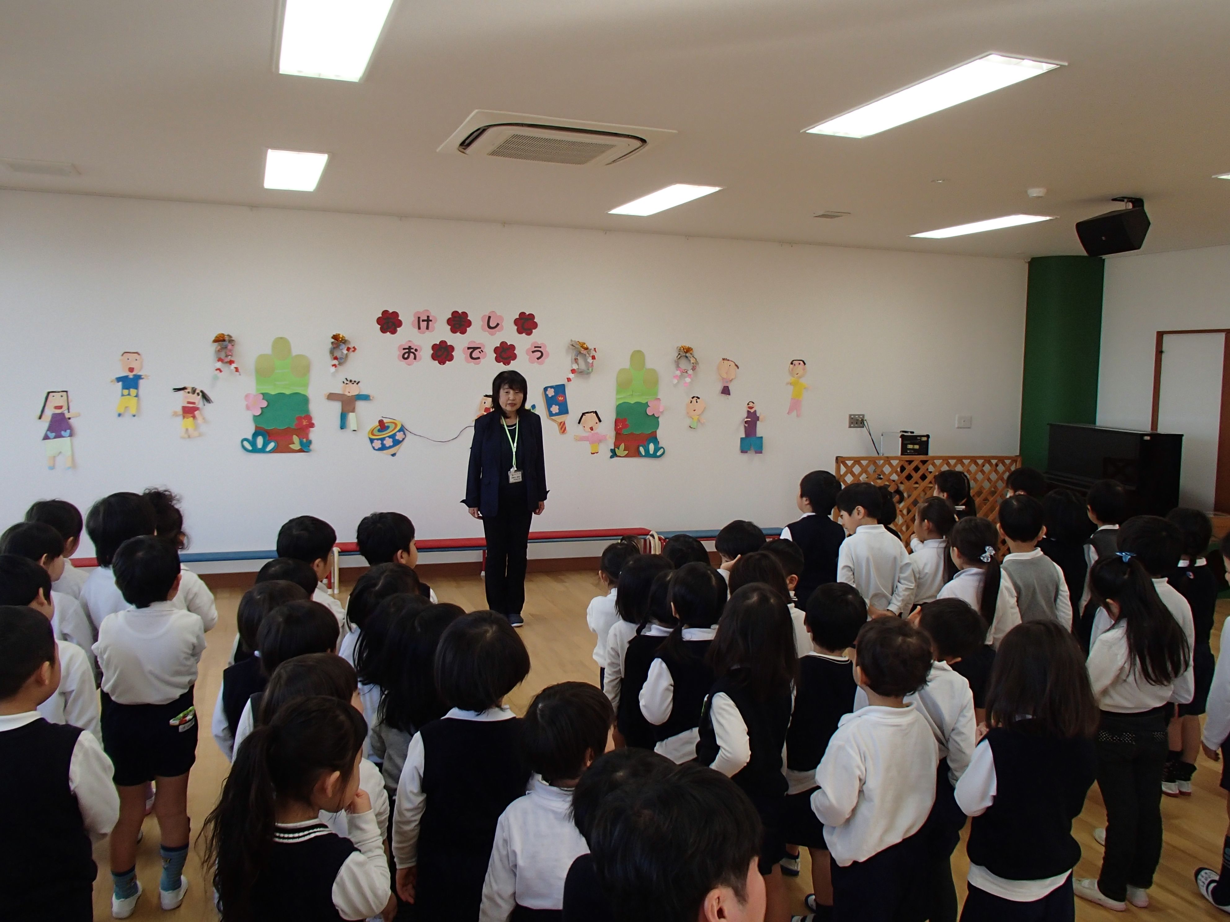 園長先生の話を聞いています