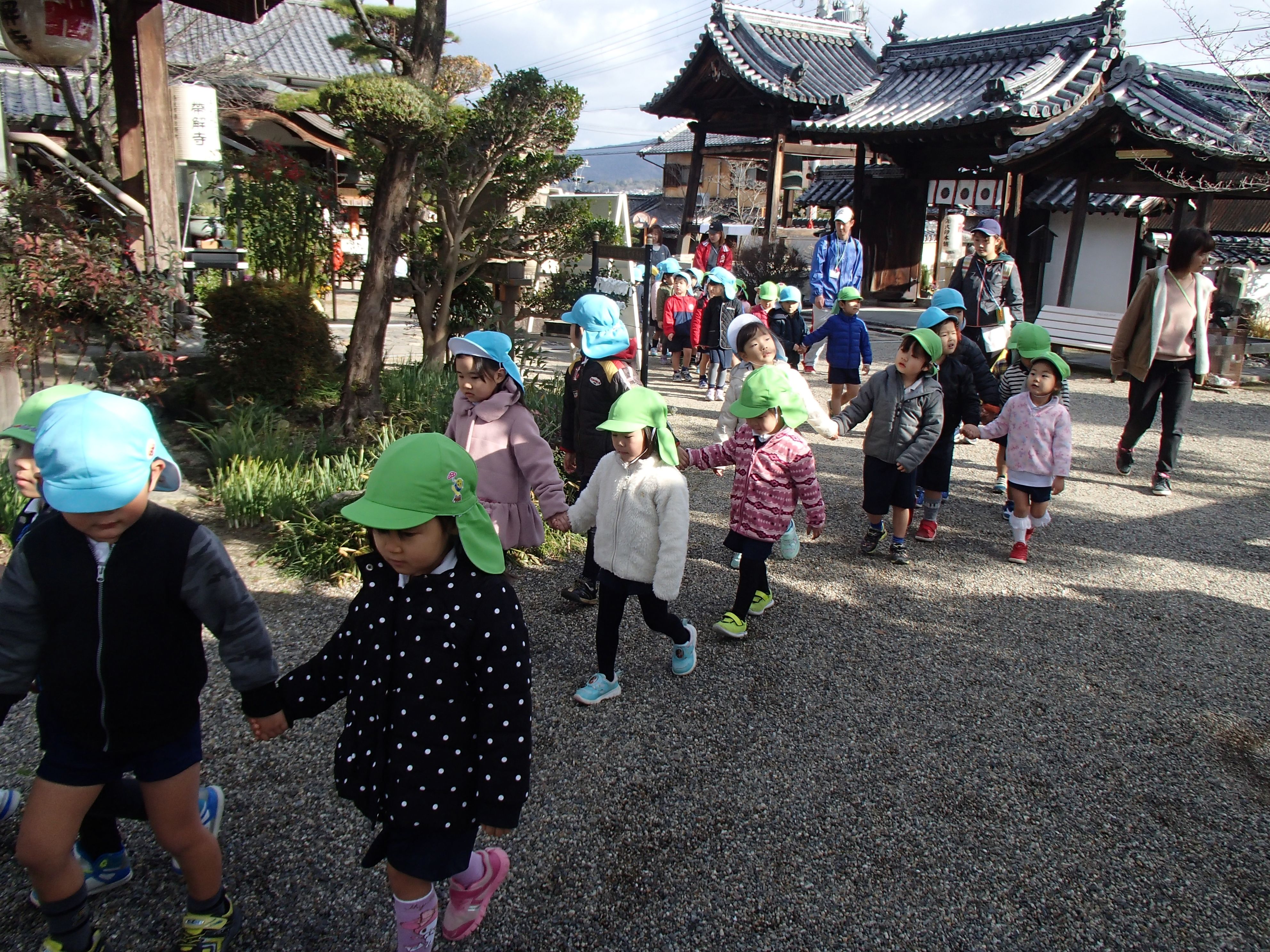 帯解寺の中を歩いています