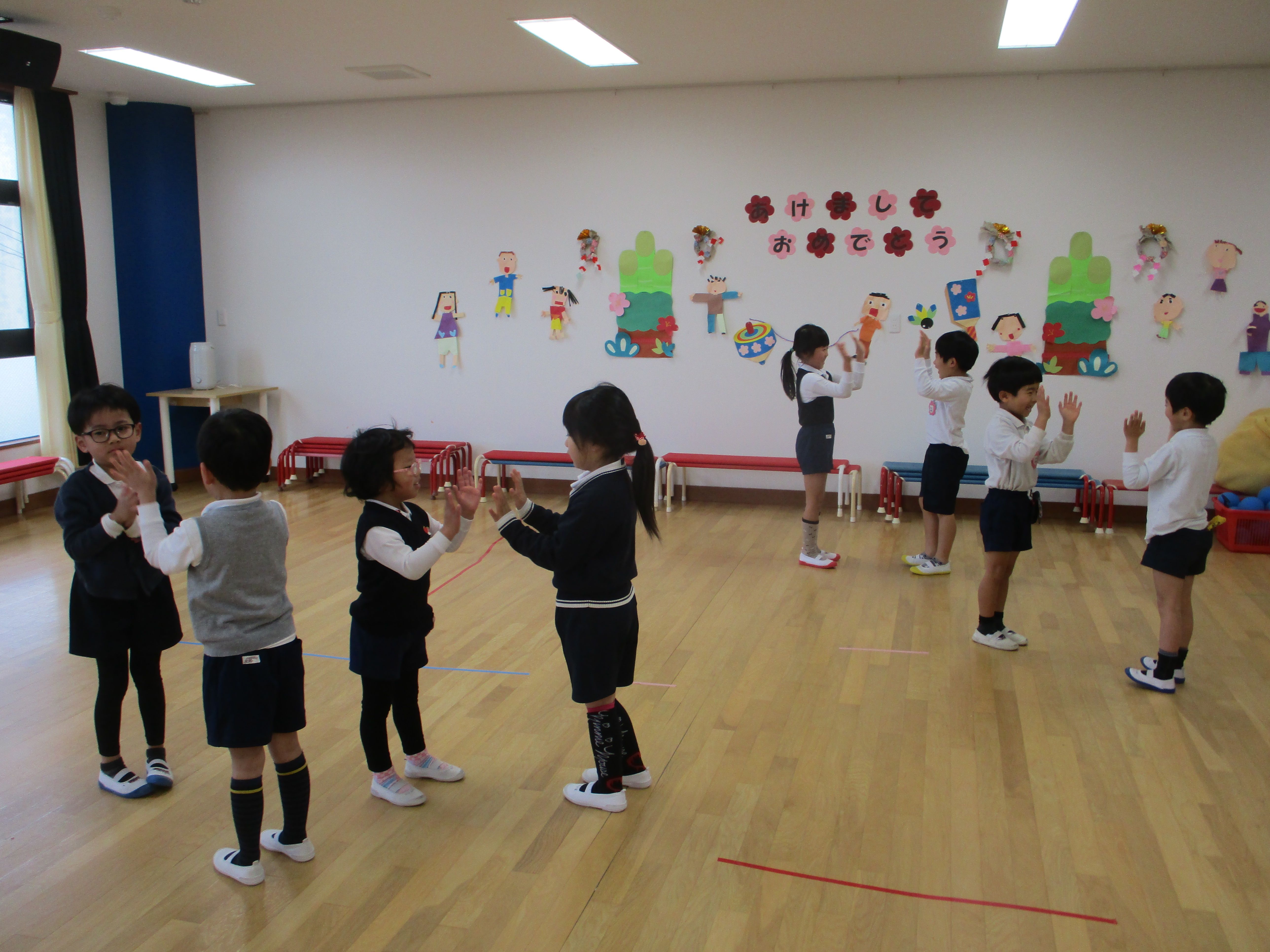 ＜5歳児＞友達とリズムに合わせて手拍子しています。