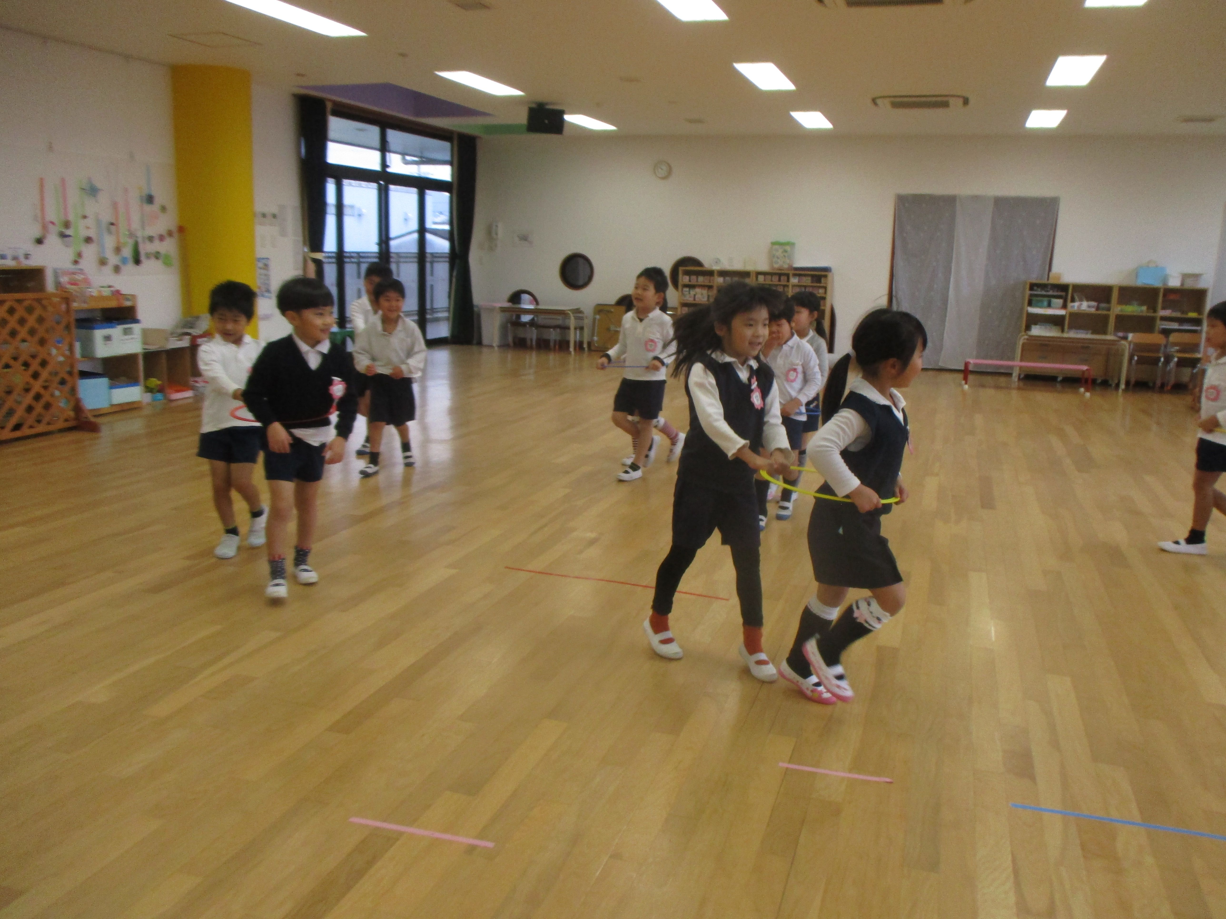 ＜5歳児＞友達とバスに乗っています。