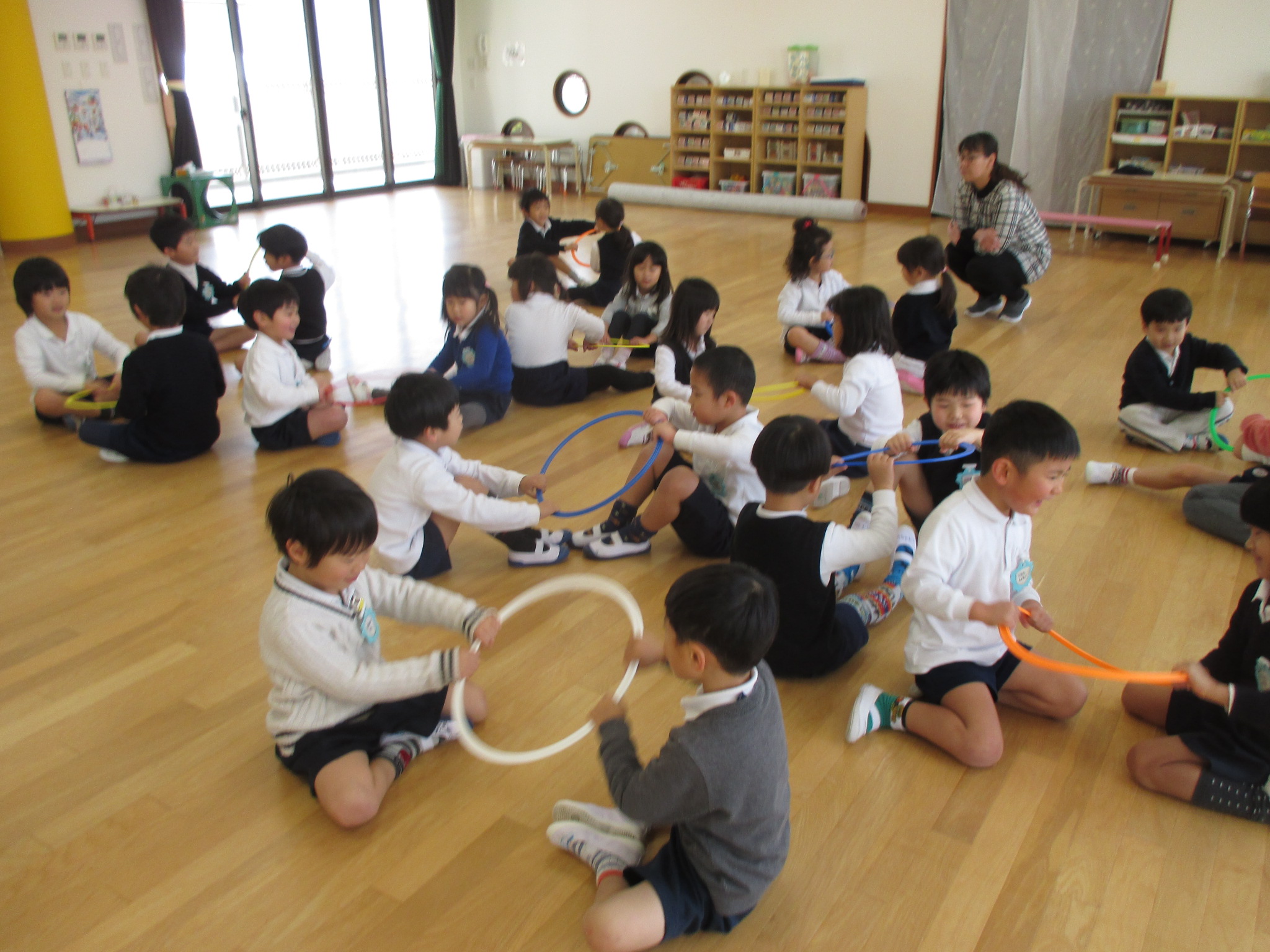 ペアになってフープで遊んでいます