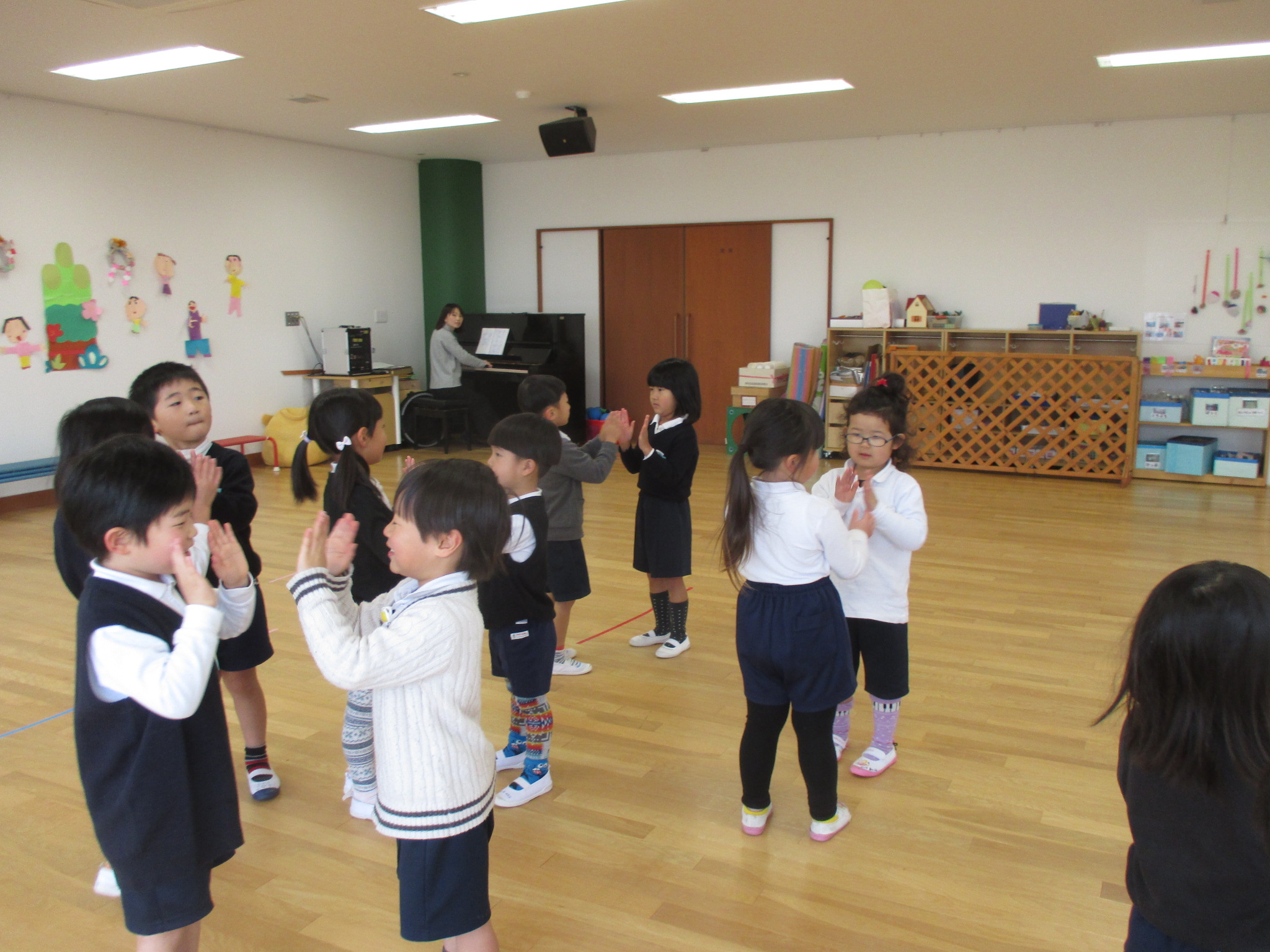 リズムに合わせて友達と手を合わせてるよ