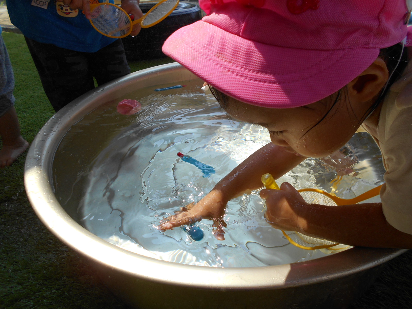 水の中、腕までつけても、顔に水がかかって平気！たのしい！