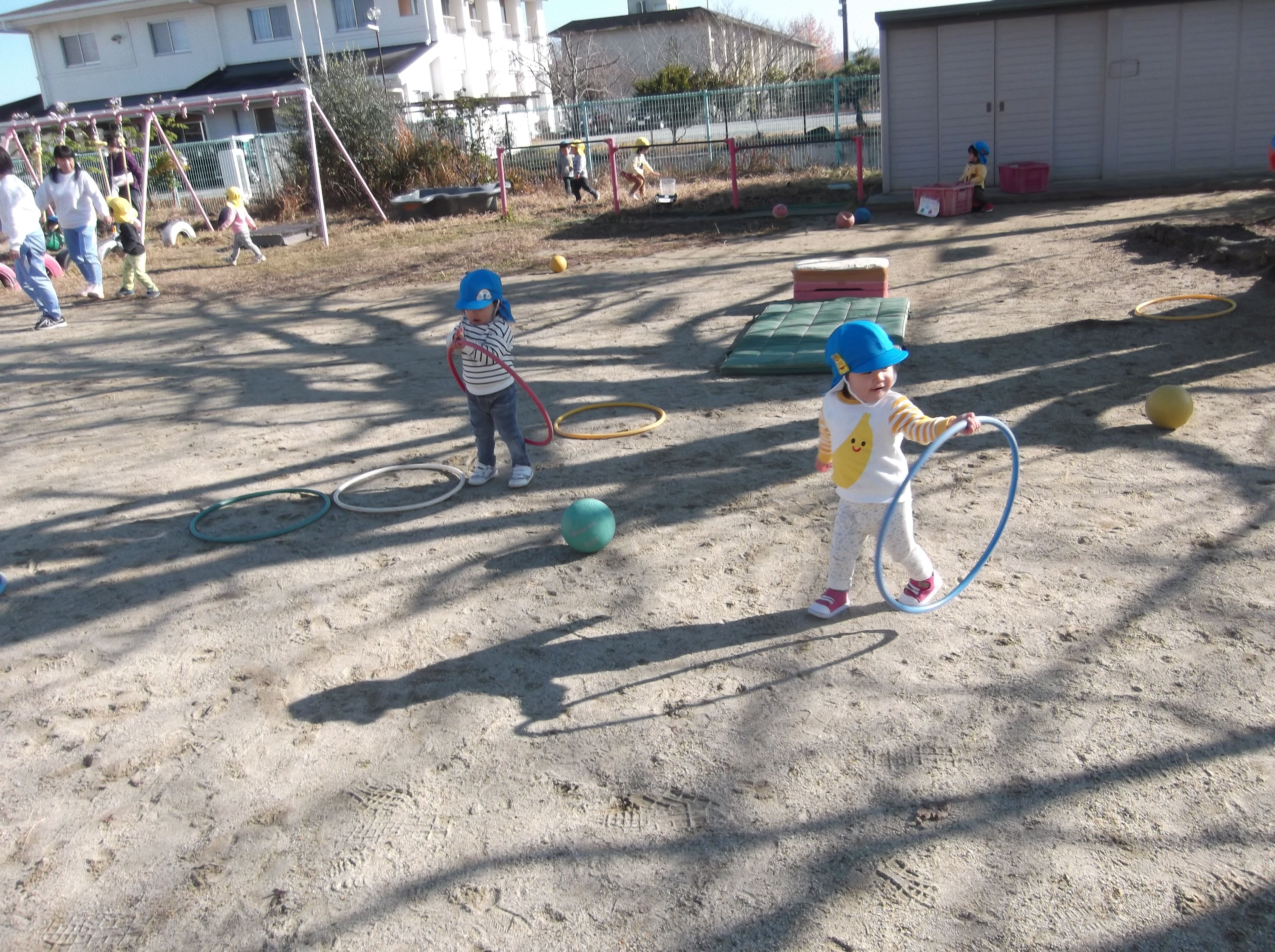 ボールやフープで遊ぶ様子