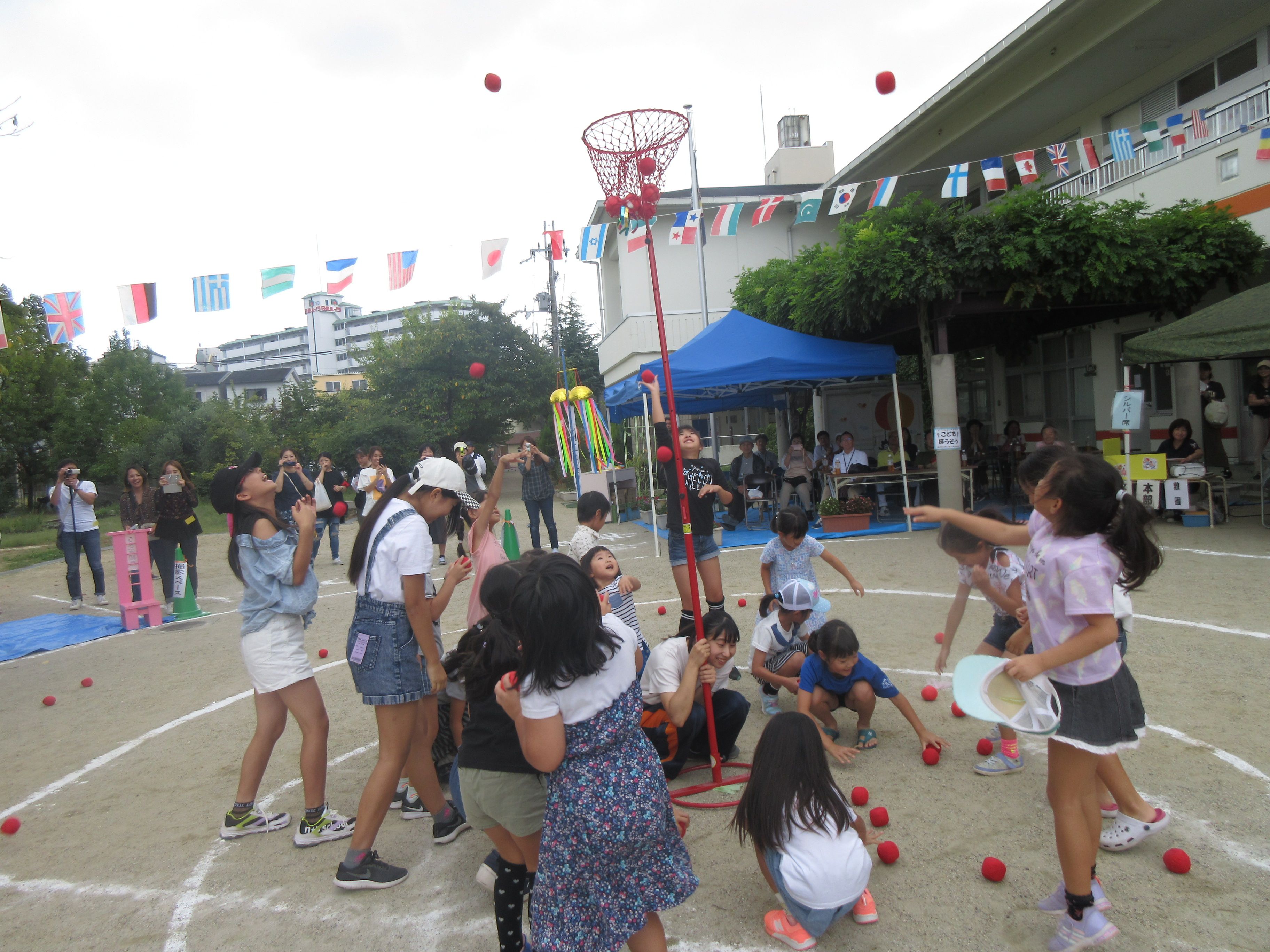 運動会　卒園児玉入れ