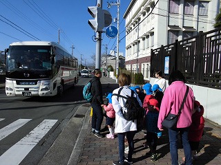 ミカン狩りにでかける園児たち