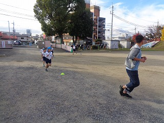 駆け足納会で走る5歳児