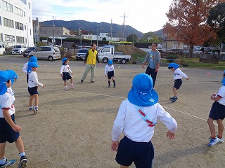 駆け足納会で体操をする5歳児