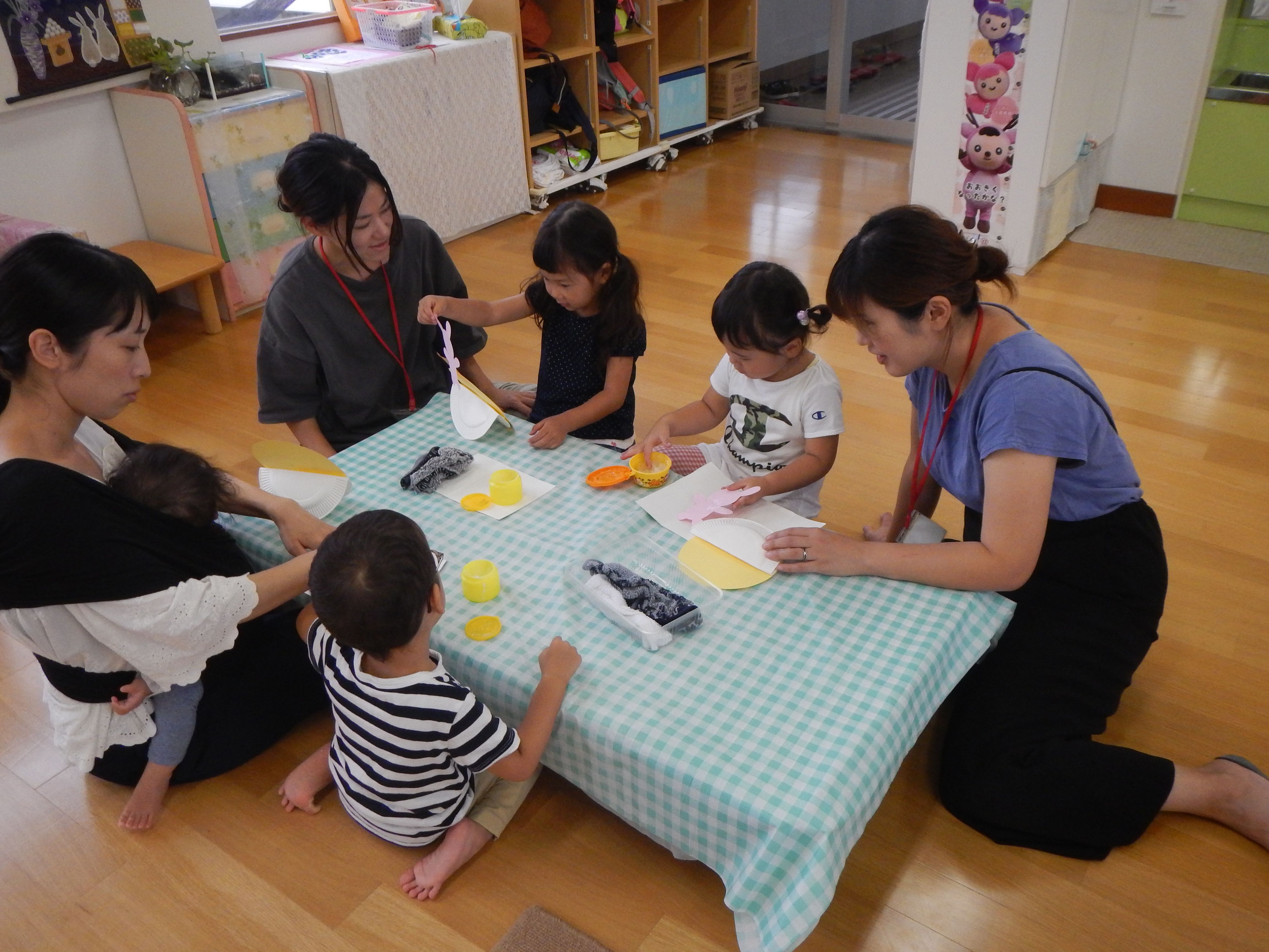 おつきさまの製作を親子でしている