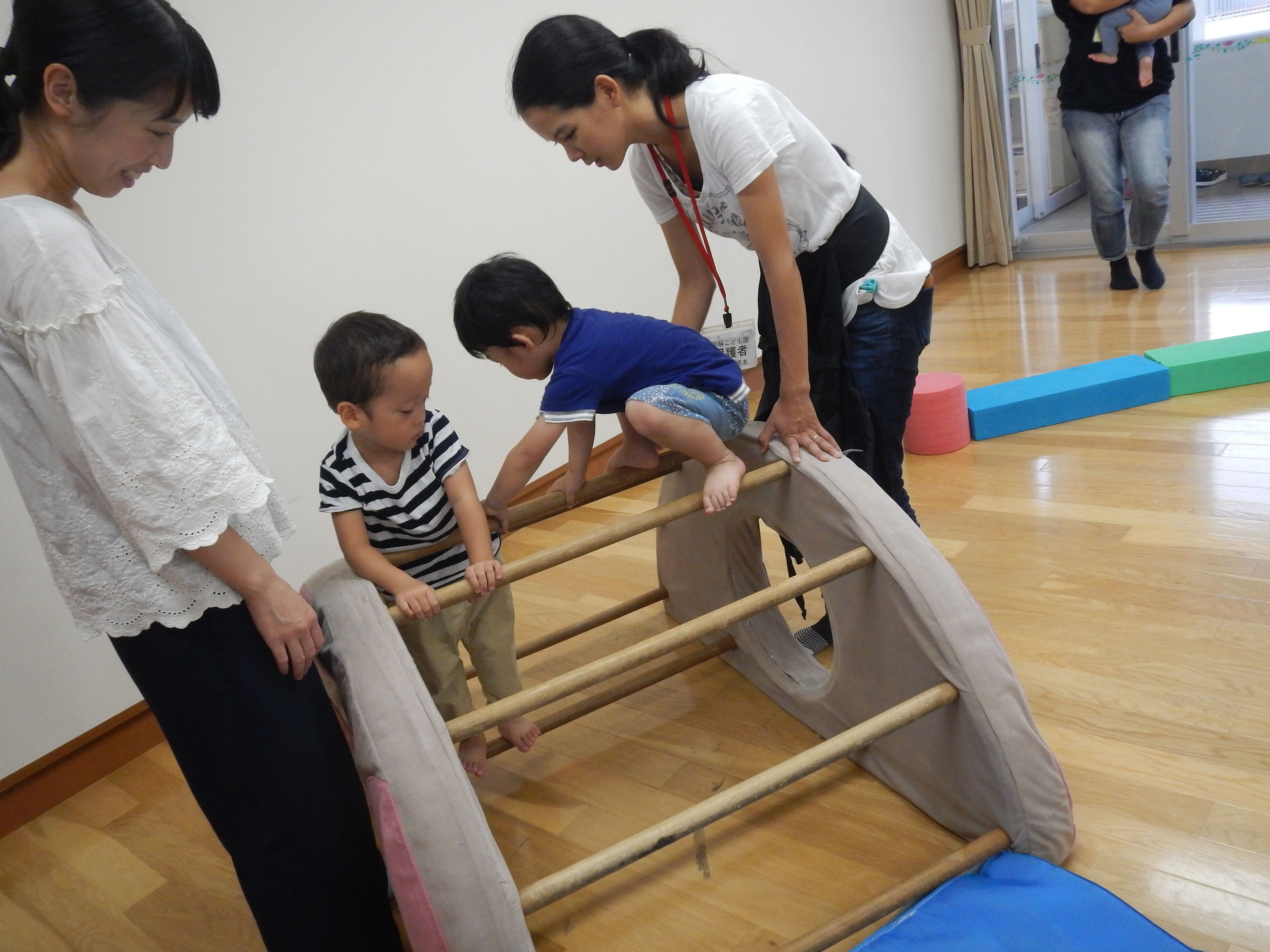 太鼓橋の上を登って遊んでいる