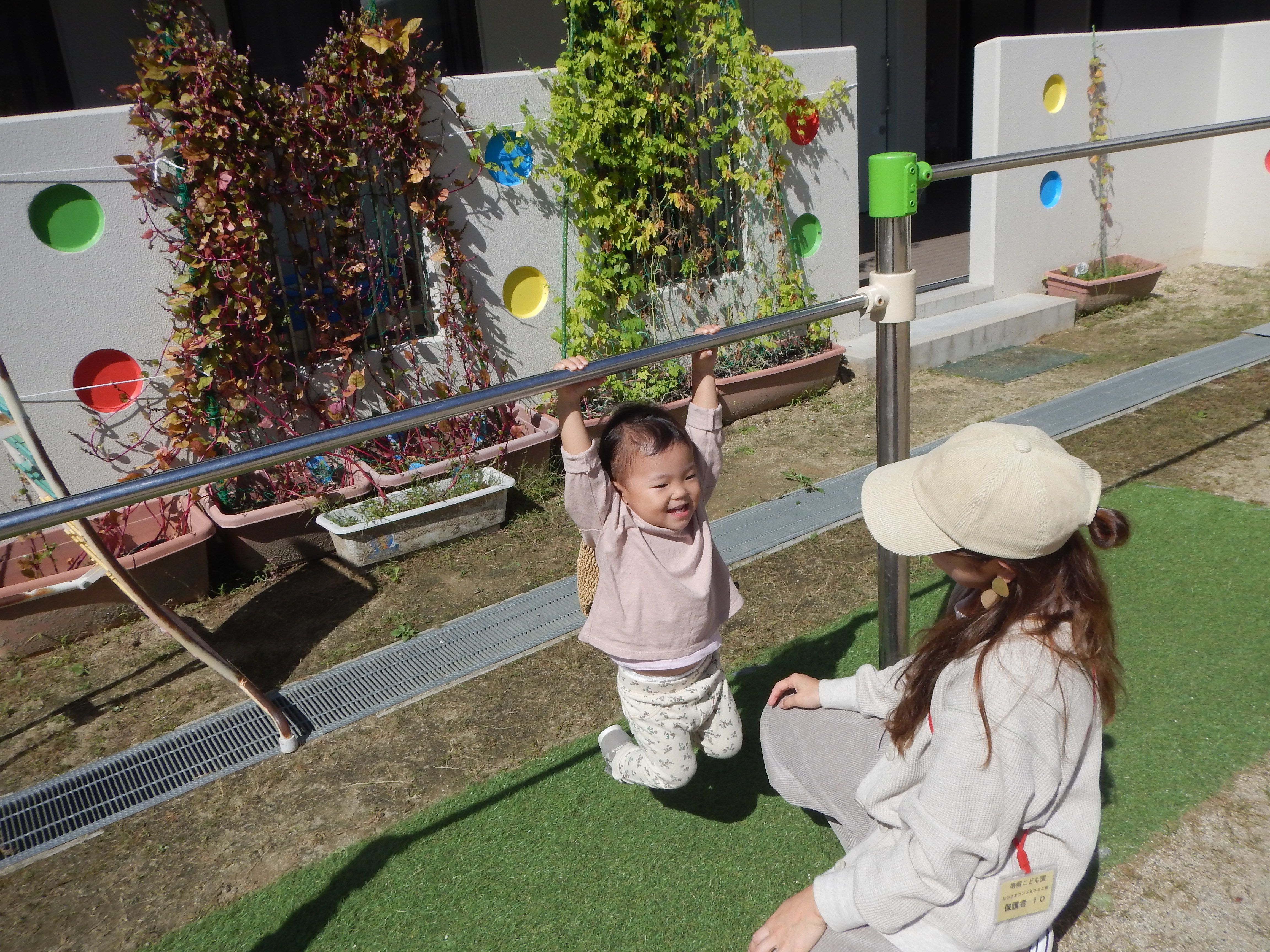 鉄棒にぶら下がって遊んでいる