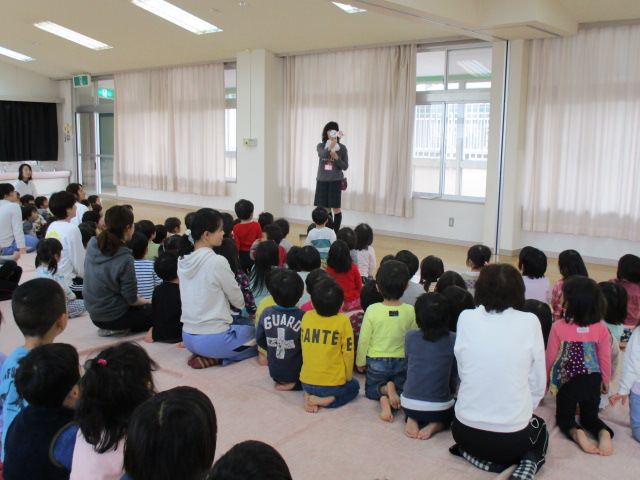 あいさつをしっかりとしましょうという園長先生のお話を聞く子どもたち