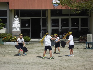 園庭でリズムの練習をする5歳児