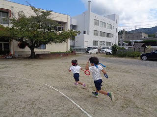 リレーをする5歳児