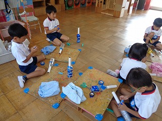 運動会の手具を作る5歳児