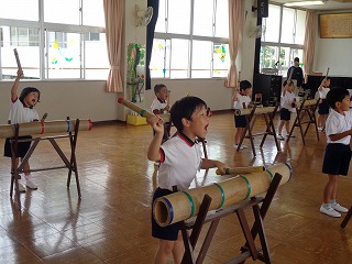 竹太鼓の練習をする5歳児