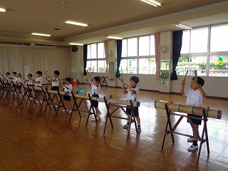 リズム室で竹太鼓の練習をする5歳児