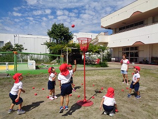 玉入れをする4歳児