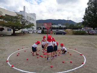 玉入れをする4歳児