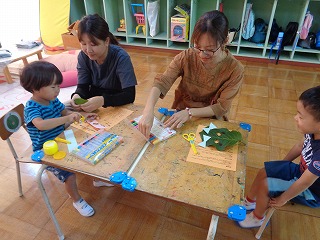 葉っぱのお面を作る未就園児親子