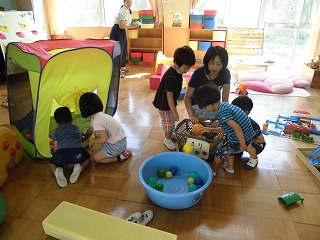 玩具を片付ける未就園児