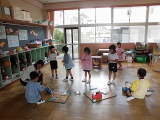 メガネの制作をする4歳児