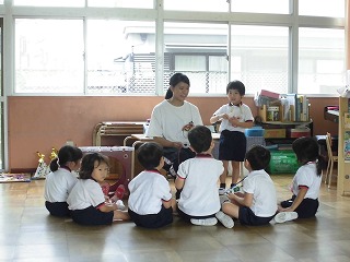 作ったメガネの話をする4歳児