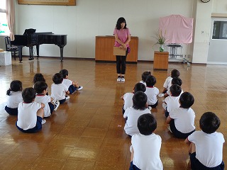 園長先生の話を聞く子どもたち