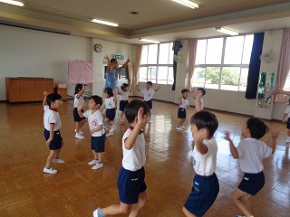 リズム室で運動会のダンスを踊る子どもたち
