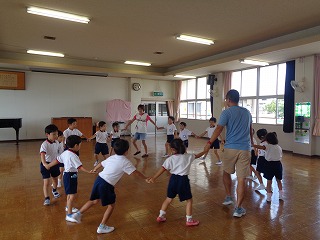 リズム室で運動会のダンスを踊る子どもたち