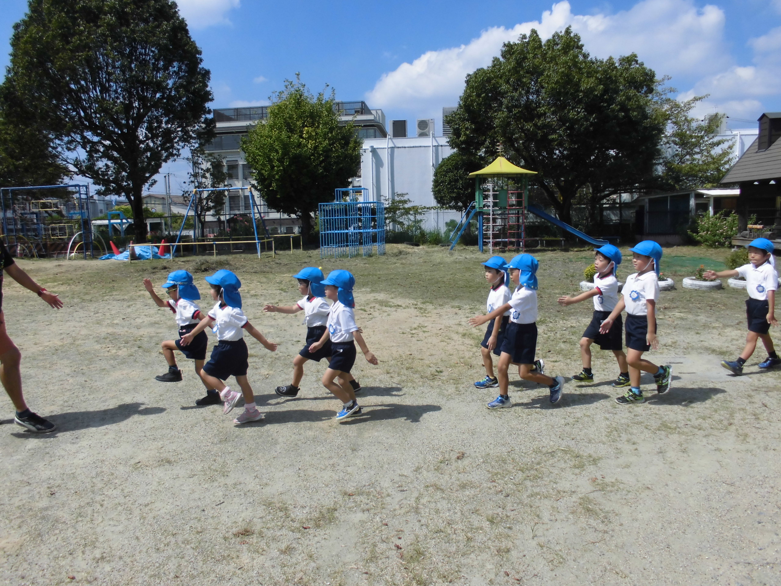 行進練習をする5歳児