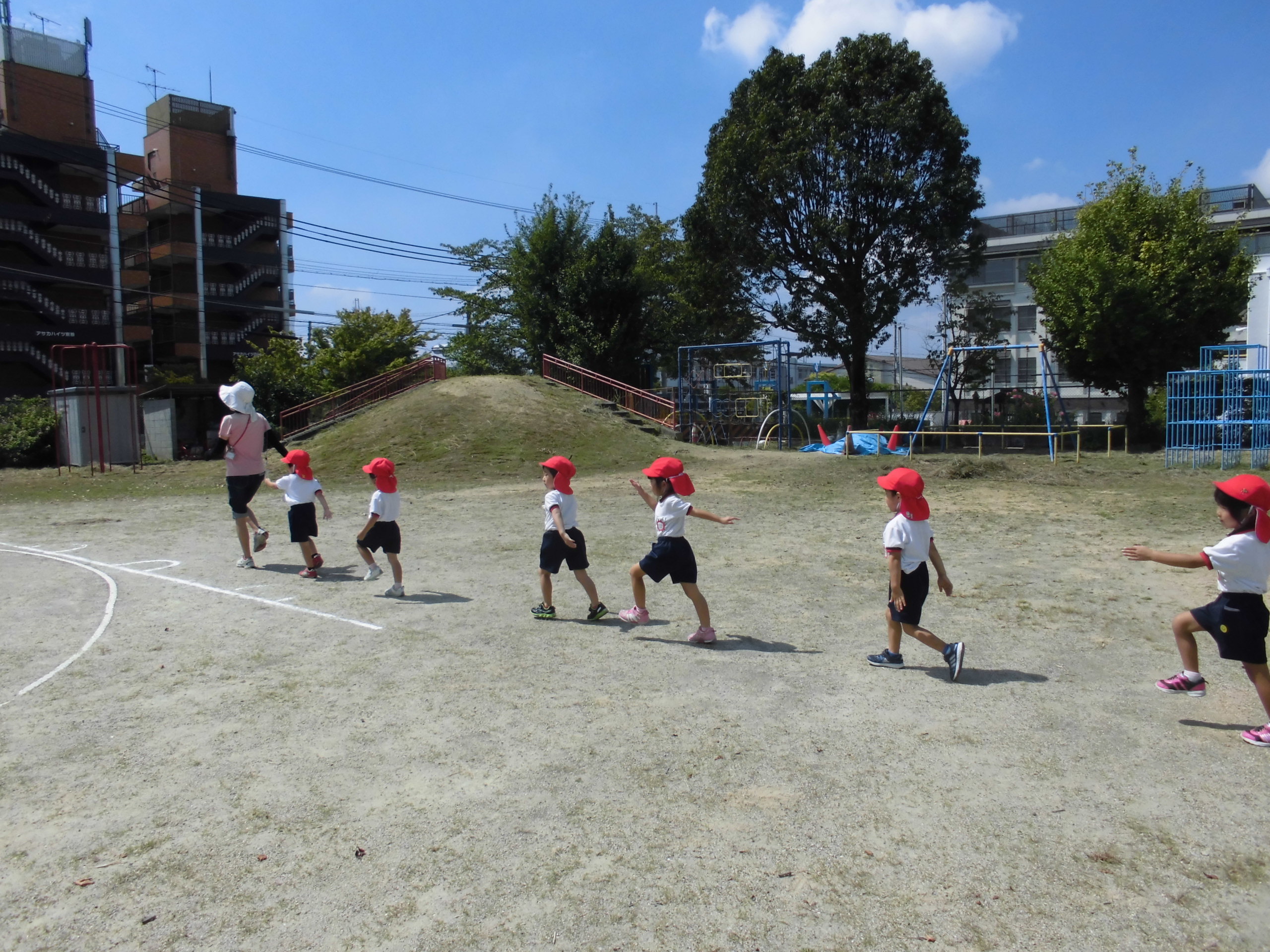 行進練習をする4歳児