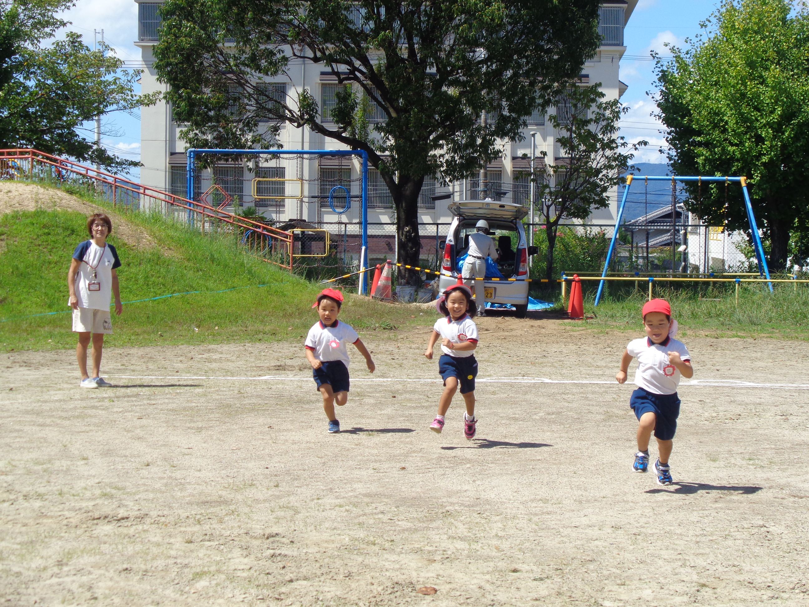 かけっこをする4歳児