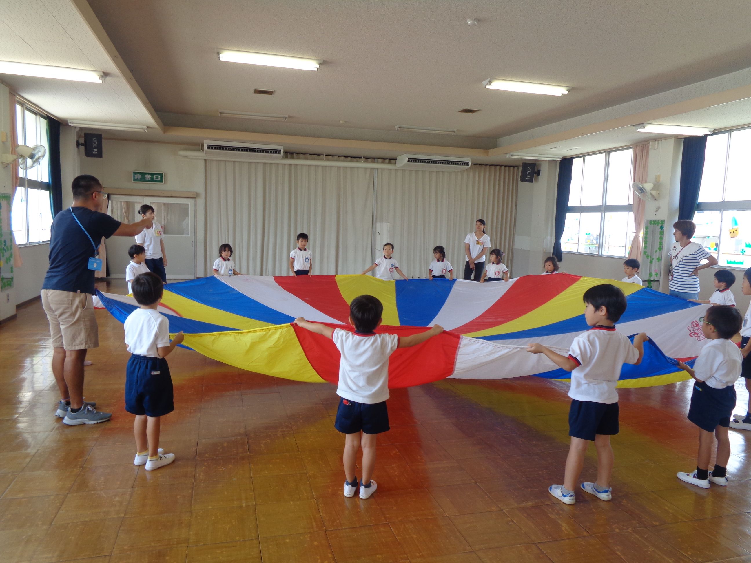 リズム室でバルーンをする子どもたち