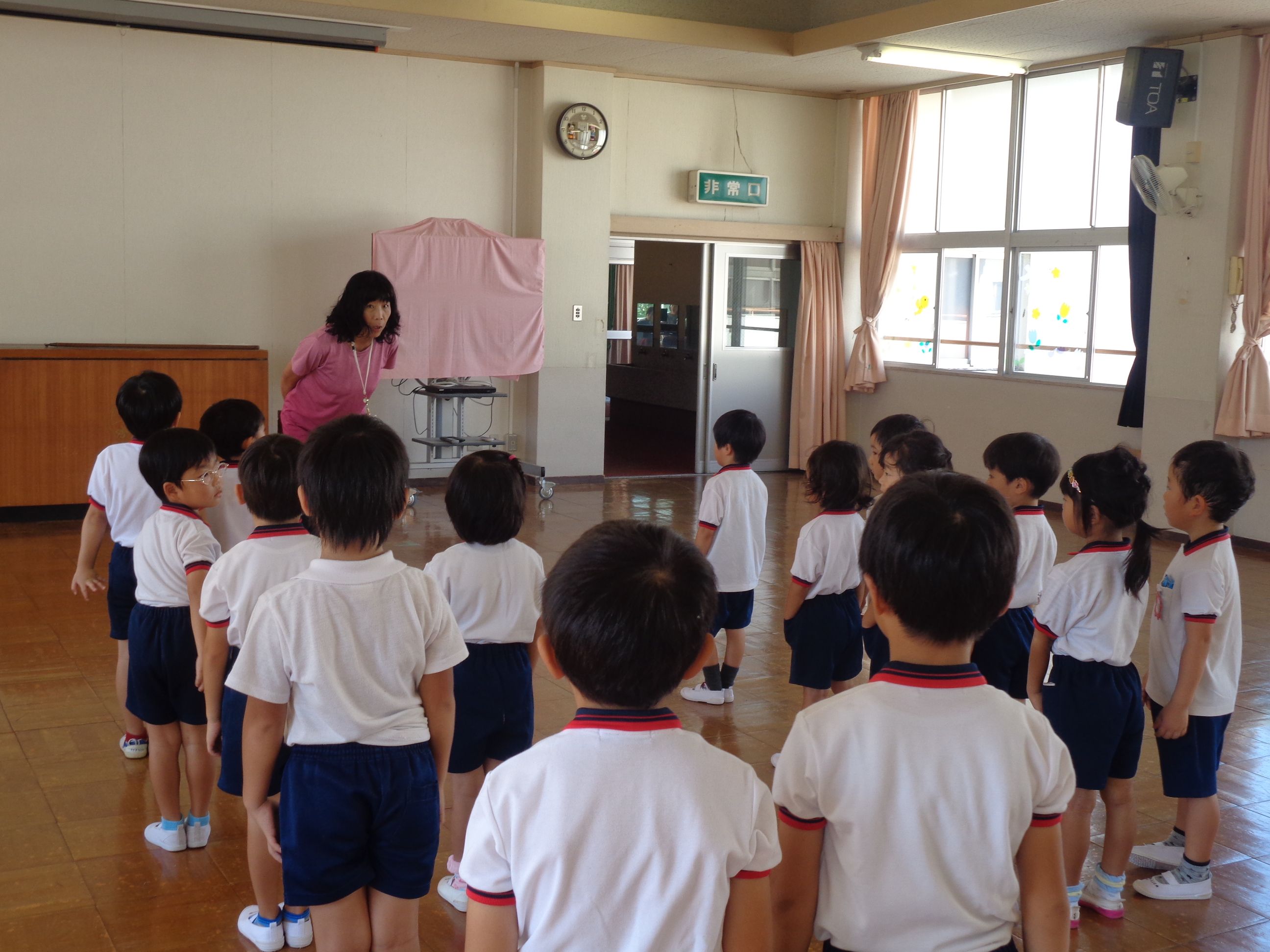 始業式で園長先生の話を聞く子どもたち