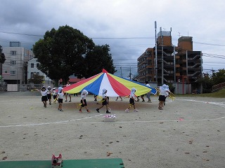 運動会の練習でバルーンをする子どもたち