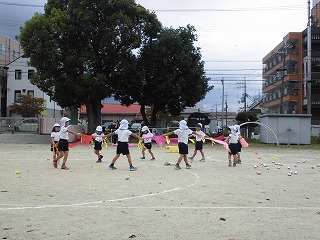 運動会の練習で踊る5歳児